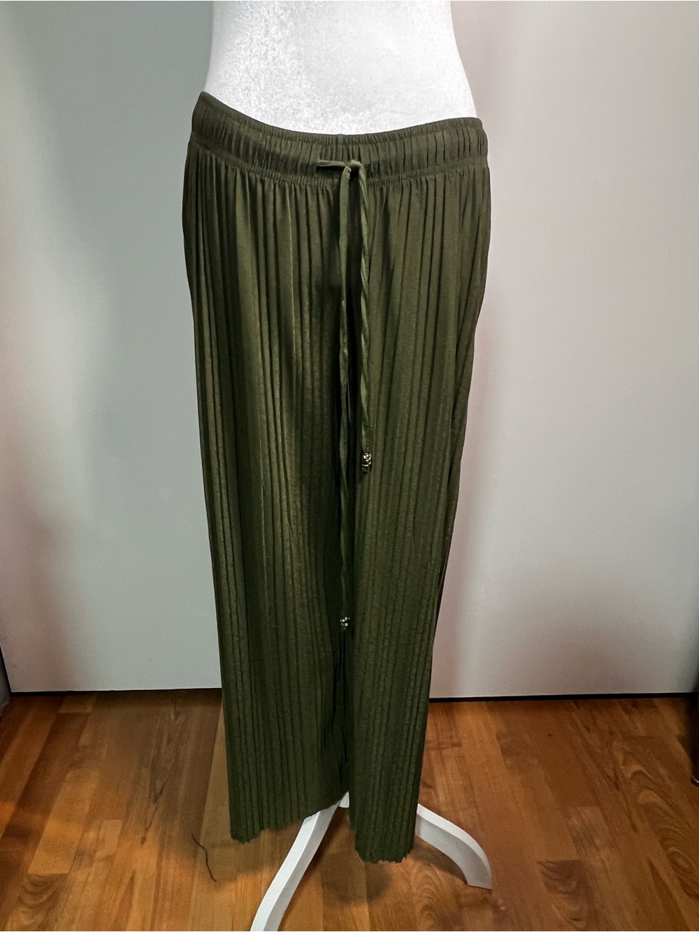 Relaxed Olive Green Wide-Leg Pleated Drawstring Pants